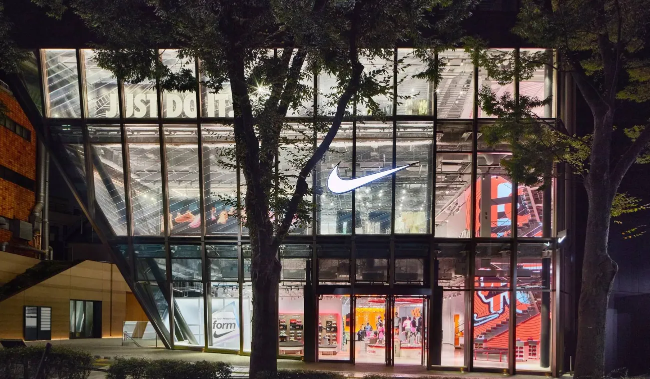 Nike harajuku店の店舗写真（「Just Do It.」のスローガンが店外からも大きく見える）